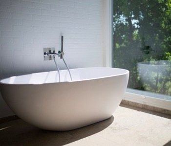 A bathroom with a white bathtub